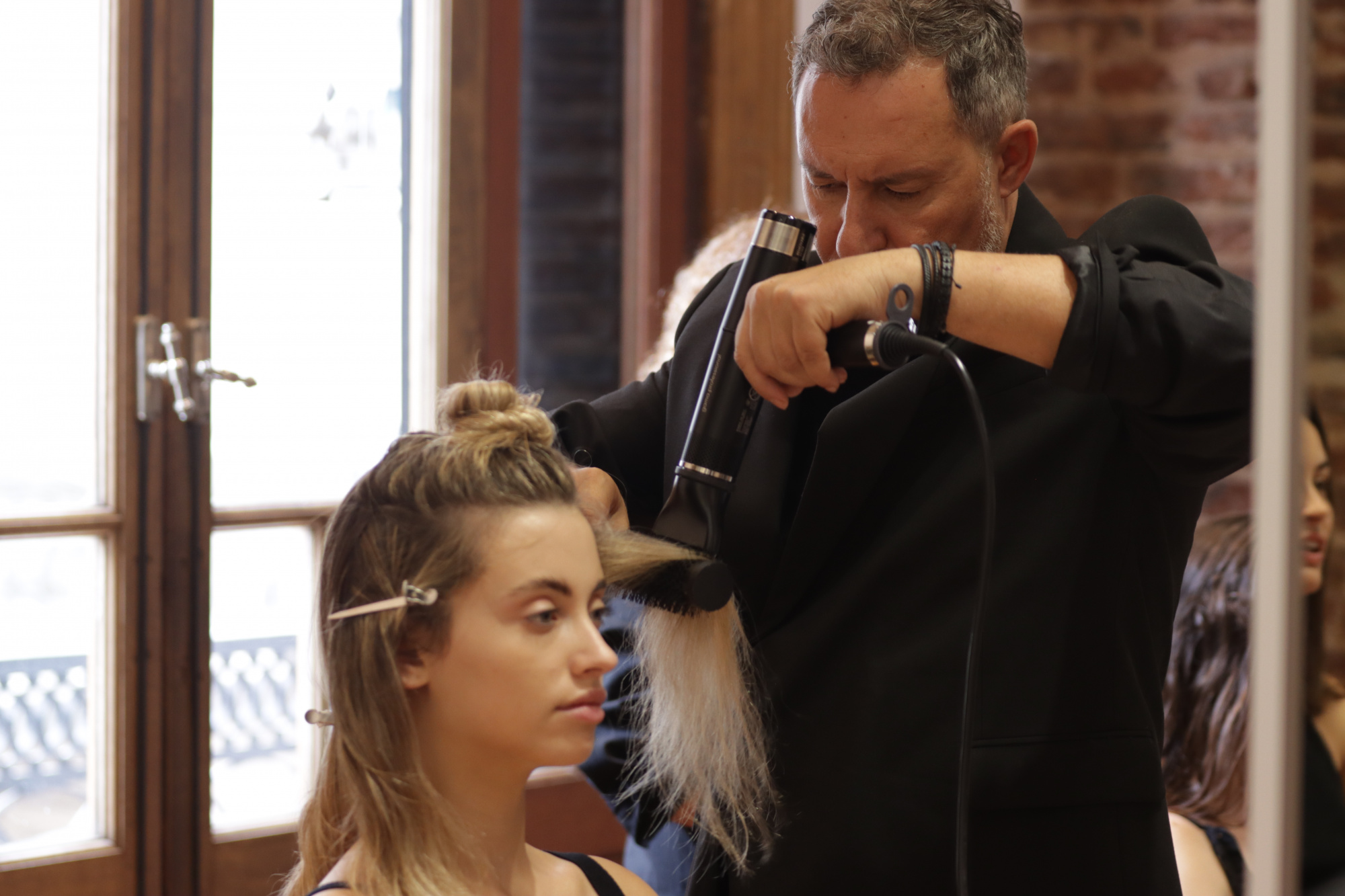 Стилист во время работы